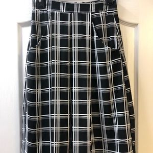 Plaid mid-length skirt with pockets